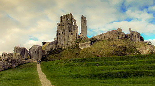 Corfe Castle - Tallguyuk, CC BY-SA 3.0 , via Wikimedia Commons